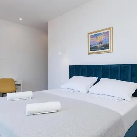 Luxury Navis - * Rogotin