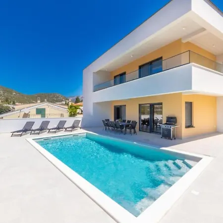 Dom wakacyjny Luxury Navis - Rogotin