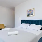 Luxury Navis - * Rogotin