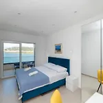 Luxury Navis - *
