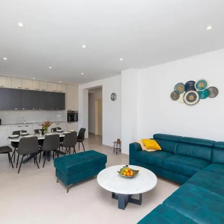 Luxury Navis - *