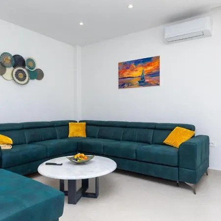 Luxury Navis - بيت للعطل