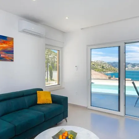 Luxury Navis - Rogotin