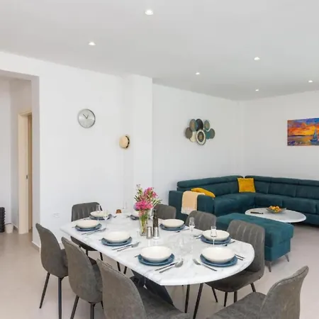 Luxury Navis - بيت للعطل