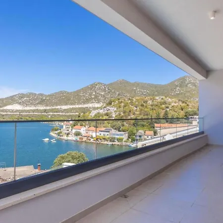 Luxury Navis -
