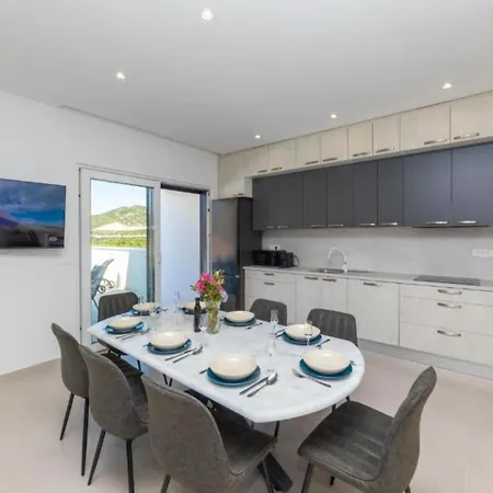 Luxury Navis -