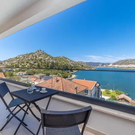 Luxury Navis -